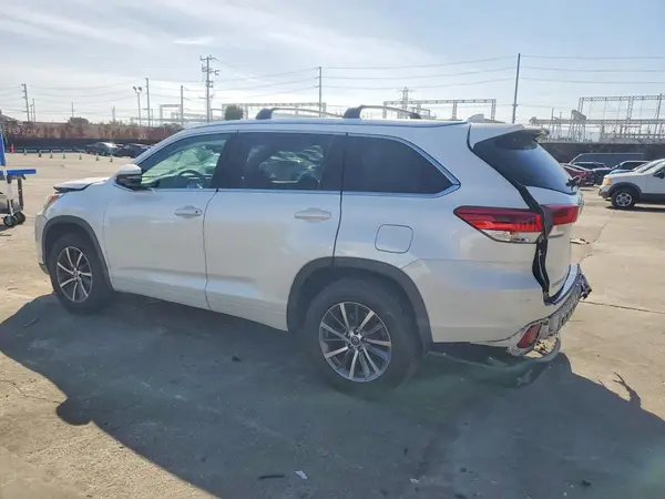 5TDKZRFHXJS264180 2018 TOYOTA HIGHLANDER - Image 2