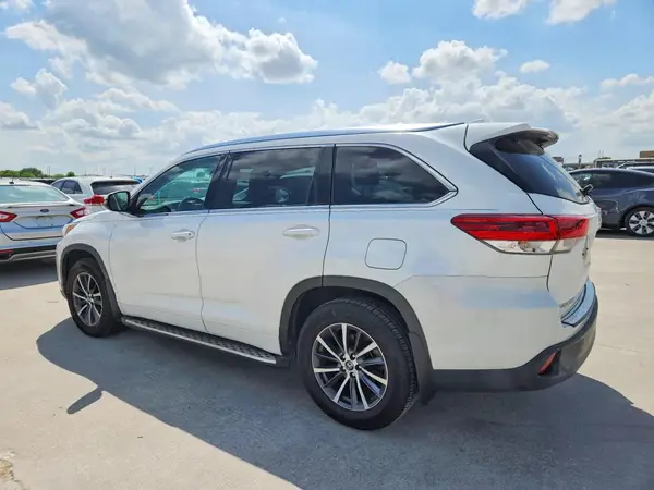 5TDKZRFHXJS264955 2018 TOYOTA HIGHLANDER - Image 2