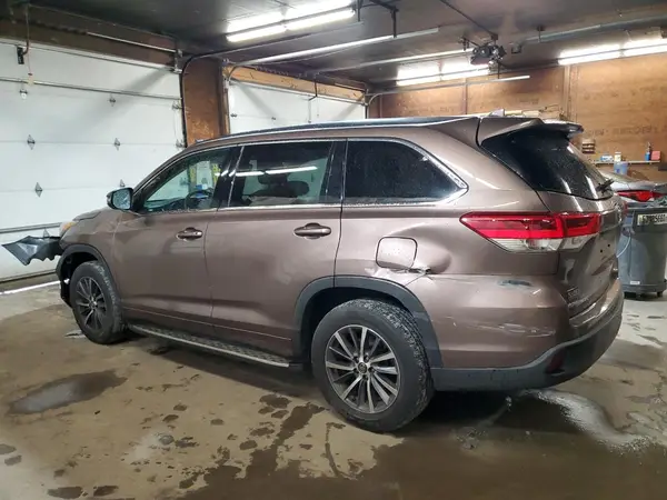 5TDKZRFHXJS272649 2018 TOYOTA HIGHLANDER - Image 2