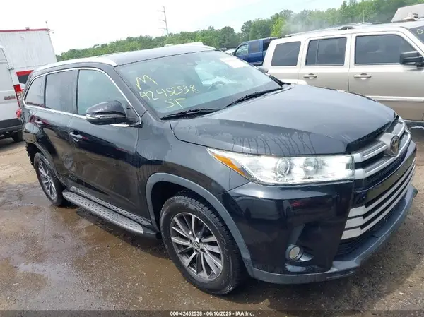 5TDKZRFHXJS272988 2018 TOYOTA HIGHLANDER - Image 1