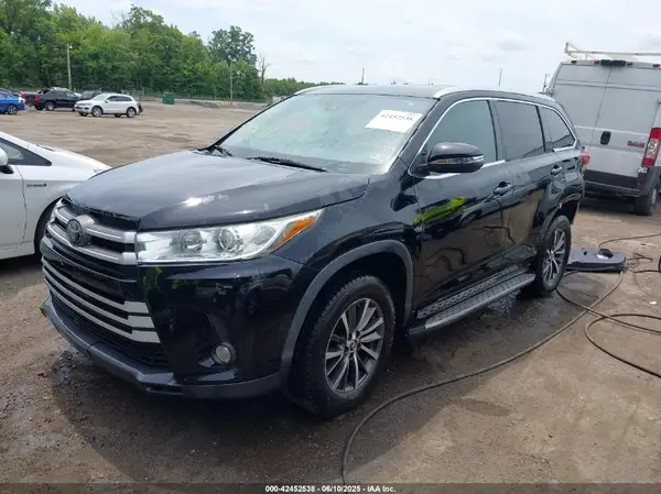 5TDKZRFHXJS272988 2018 TOYOTA HIGHLANDER - Image 2