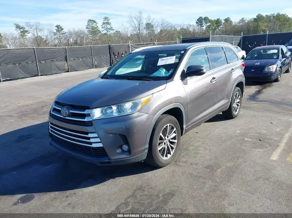 5TDKZRFHXJS528319 2018 TOYOTA HIGHLANDER - Image 2