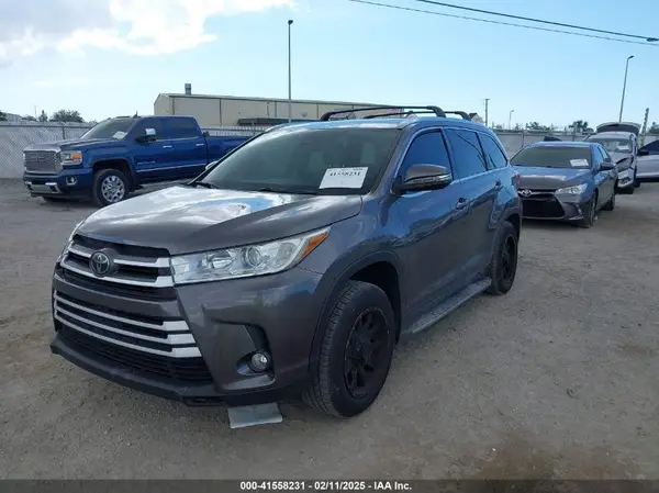 5TDKZRFHXJS530037 2018 TOYOTA HIGHLANDER - Image 2