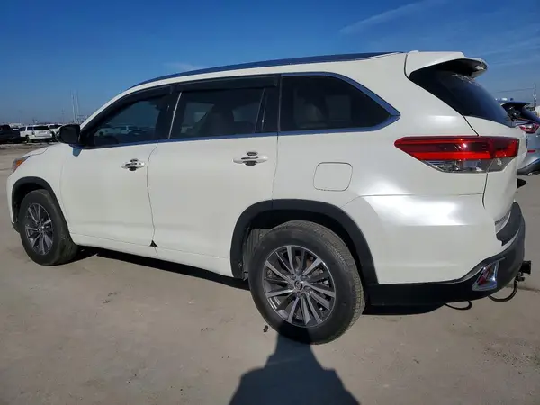 5TDKZRFHXJS532385 2018 TOYOTA HIGHLANDER - Image 2