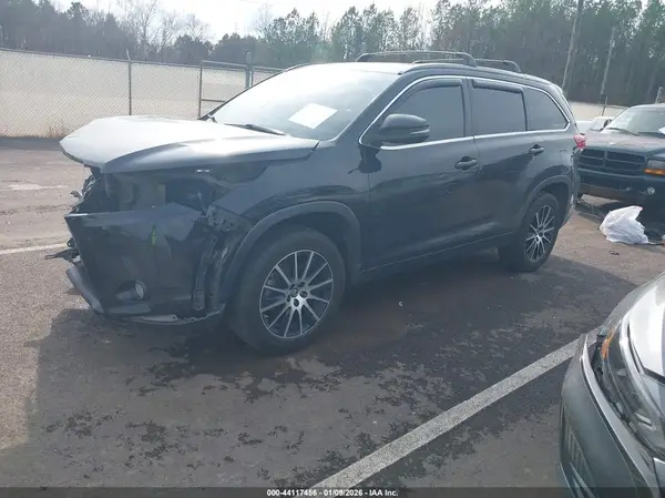 5TDKZRFHXJS533763 2018 TOYOTA HIGHLANDER - Image 2
