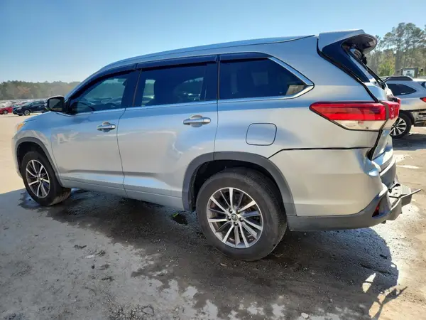 5TDKZRFHXJS534153 2018 TOYOTA HIGHLANDER - Image 2