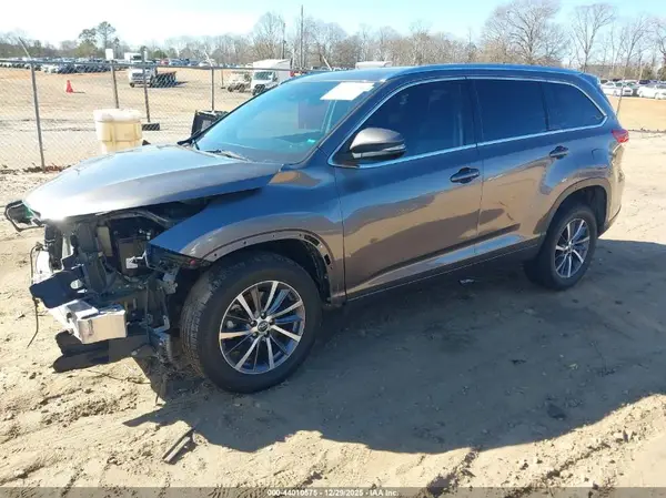 5TDKZRFHXJS535058 2018 TOYOTA HIGHLANDER - Image 2