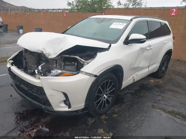 5TDKZRFHXJS535612 2018 TOYOTA HIGHLANDER - Image 2
