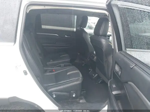 5TDKZRFHXJS535612 2018 TOYOTA HIGHLANDER - Image 8