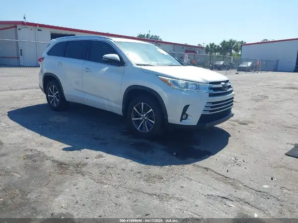 5TDKZRFHXJS540051 2018 TOYOTA HIGHLANDER - Image 1