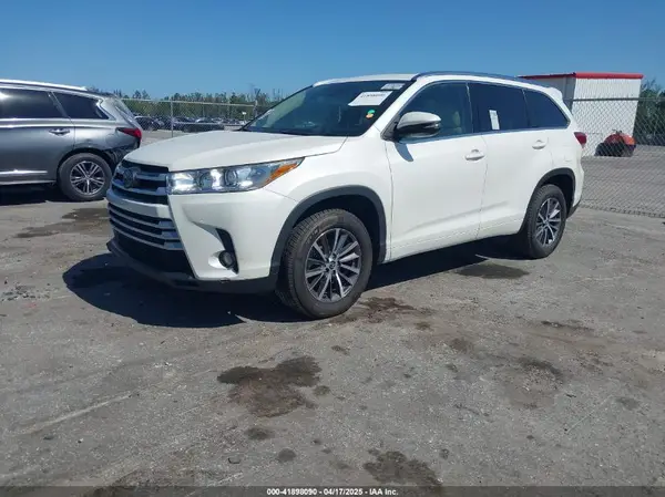 5TDKZRFHXJS540051 2018 TOYOTA HIGHLANDER - Image 2