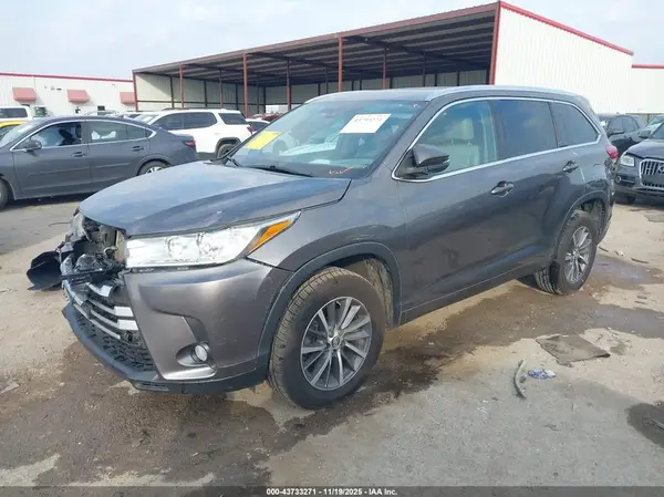5TDKZRFHXJS541362 2018 TOYOTA HIGHLANDER - Image 2