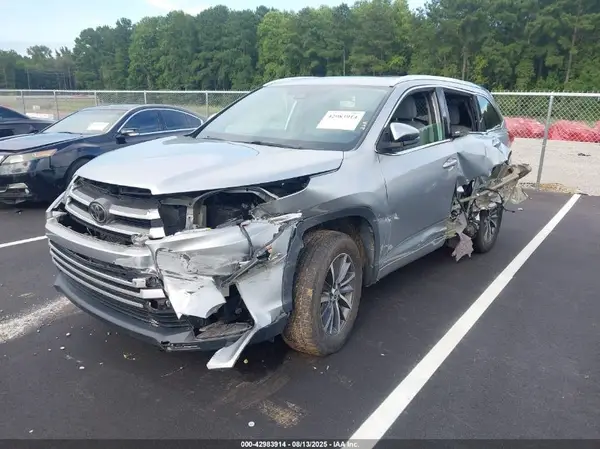5TDKZRFHXJS548232 2018 TOYOTA HIGHLANDER - Image 2