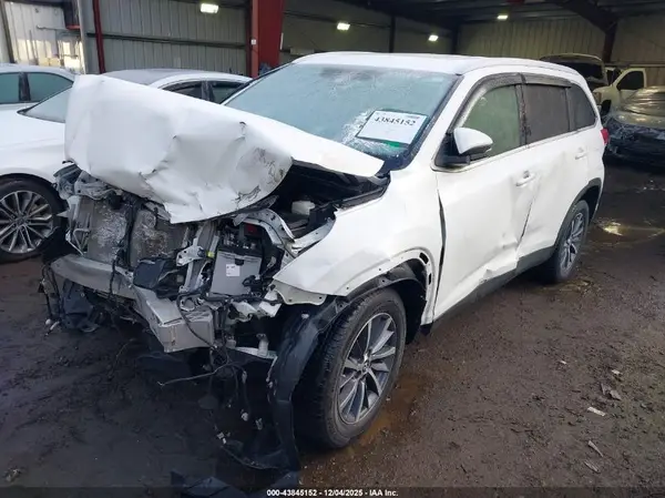 5TDKZRFHXKS301679 2019 TOYOTA HIGHLANDER - Image 2