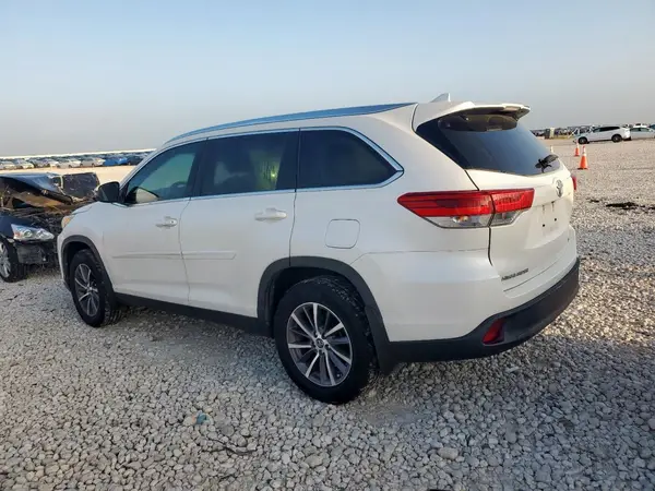 5TDKZRFHXKS307434 2019 TOYOTA HIGHLANDER - Image 2