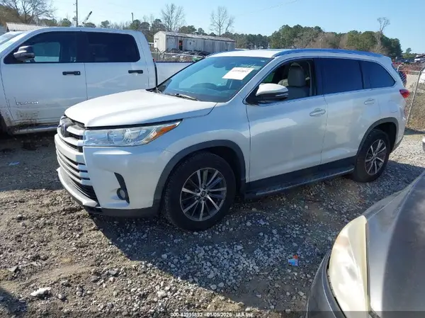 5TDKZRFHXKS310592 2019 TOYOTA HIGHLANDER - Image 2