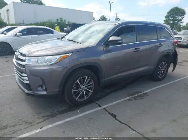 5TDKZRFHXKS316330 2019 TOYOTA HIGHLANDER - Image 2