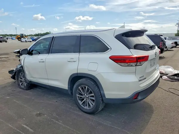 5TDKZRFHXKS318269 2019 TOYOTA HIGHLANDER - Image 2