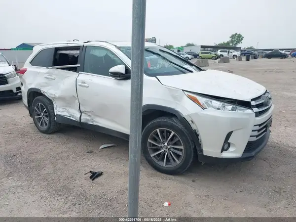 5TDKZRFHXKS320278 2019 TOYOTA HIGHLANDER - Image 1