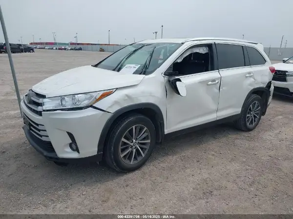 5TDKZRFHXKS320278 2019 TOYOTA HIGHLANDER - Image 2