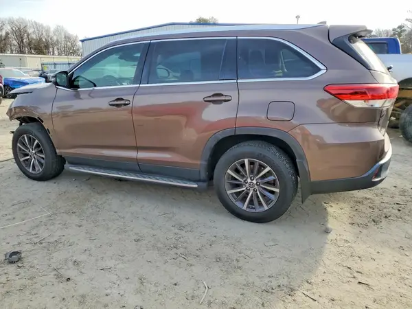 5TDKZRFHXKS326324 2019 TOYOTA HIGHLANDER - Image 2