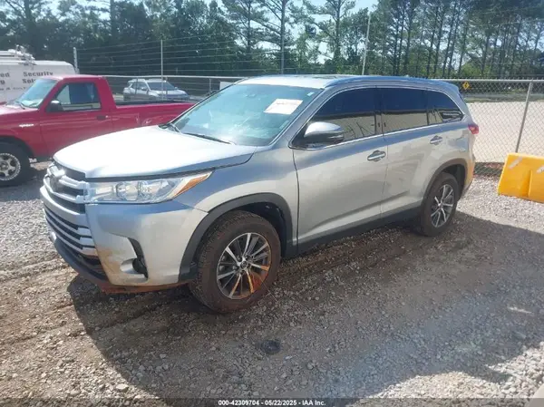 5TDKZRFHXKS333564 2019 TOYOTA HIGHLANDER - Image 2
