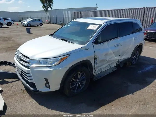 5TDKZRFHXKS345231 2019 TOYOTA HIGHLANDER - Image 2