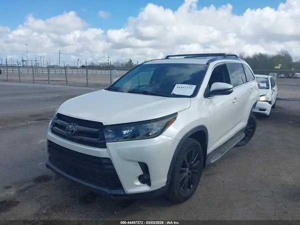 5TDKZRFHXKS349442 2019 TOYOTA HIGHLANDER - Image 2