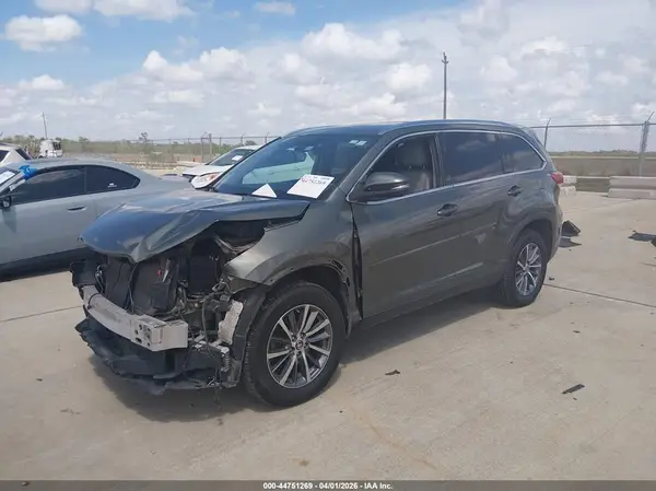 5TDKZRFHXKS351918 2019 TOYOTA HIGHLANDER - Image 2