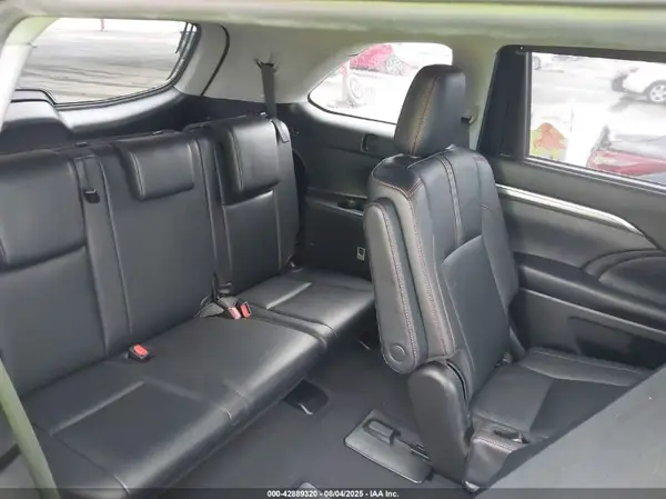5TDKZRFHXKS356682 2019 TOYOTA HIGHLANDER - Image 8