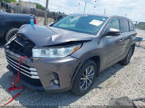 5TDKZRFHXKS366225 2019 TOYOTA HIGHLANDER - Image 2
