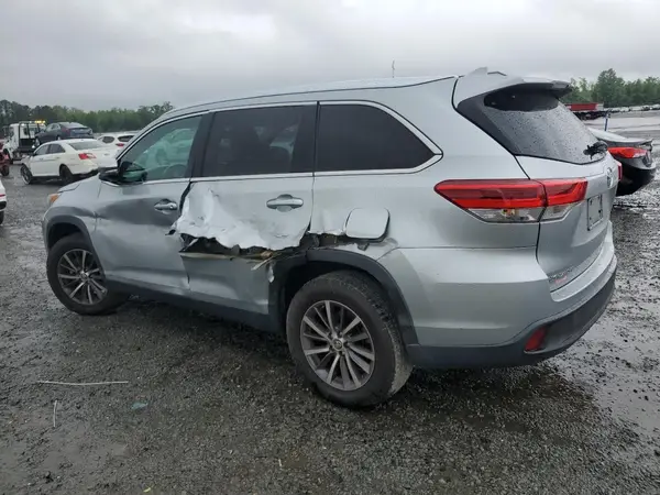 5TDKZRFHXKS552573 2019 TOYOTA HIGHLANDER - Image 2