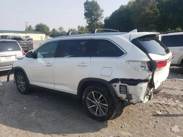5TDKZRFHXKS553576 2019 TOYOTA HIGHLANDER - Image 2