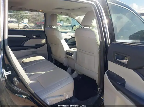 5TDKZRFHXKS553691 2019 TOYOTA HIGHLANDER - Image 8