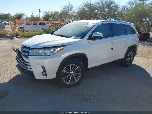 5TDKZRFHXKS554033 2019 TOYOTA HIGHLANDER - Image 2