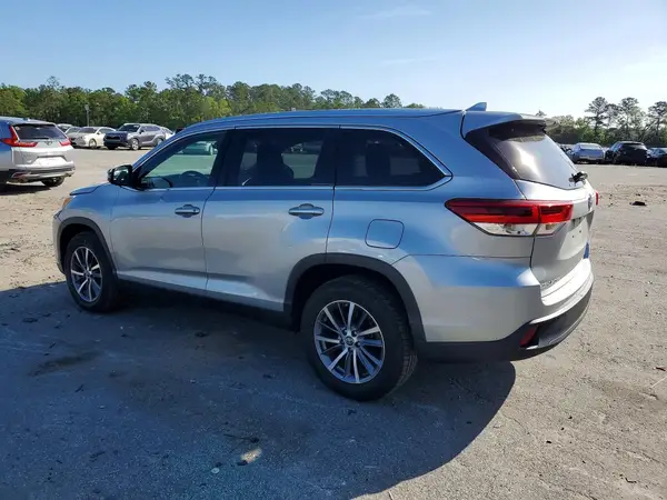 5TDKZRFHXKS554162 2019 TOYOTA HIGHLANDER - Image 2