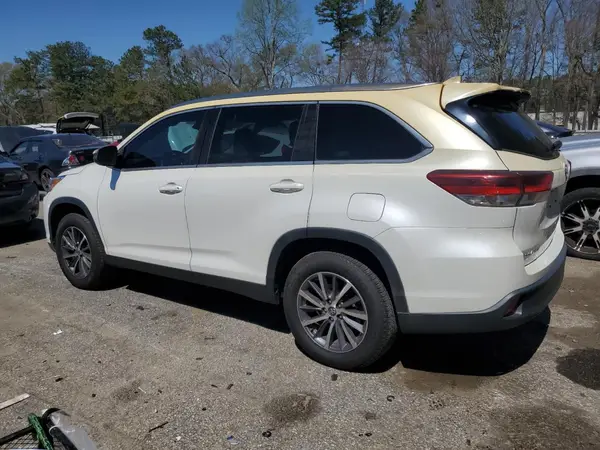 5TDKZRFHXKS556333 2019 TOYOTA HIGHLANDER - Image 2