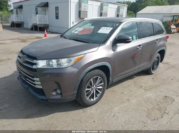 5TDKZRFHXKS558583 2019 TOYOTA HIGHLANDER - Image 2