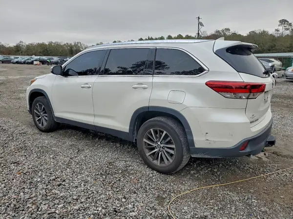 5TDKZRFHXKS559622 2019 TOYOTA HIGHLANDER - Image 2