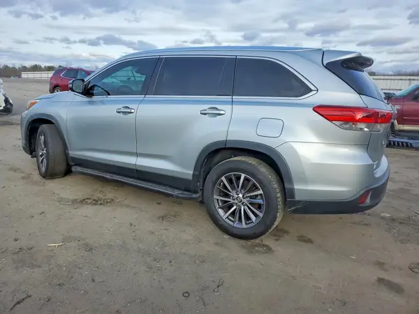 5TDKZRFHXKS560169 2019 TOYOTA HIGHLANDER - Image 2