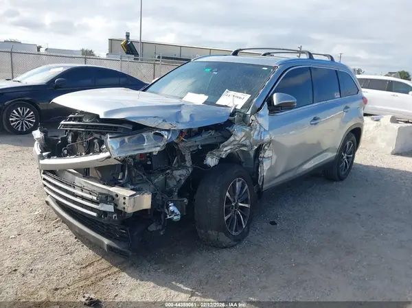 5TDKZRFHXKS560205 2019 TOYOTA HIGHLANDER - Image 2