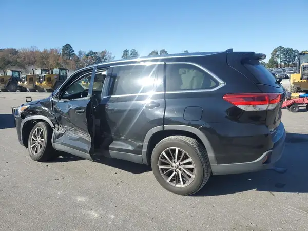 5TDKZRFHXKS560673 2019 TOYOTA HIGHLANDER - Image 2