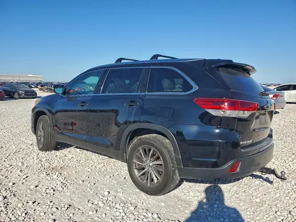 5TDKZRFHXKS560768 2019 TOYOTA HIGHLANDER - Image 2