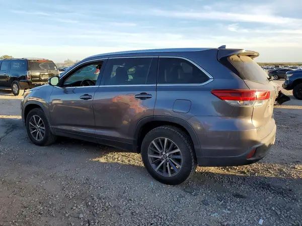 5TDKZRFHXKS560978 2019 TOYOTA HIGHLANDER - Image 2