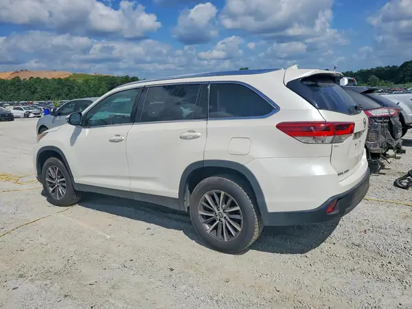 5TDKZRFHXKS561497 2019 TOYOTA HIGHLANDER - Image 2