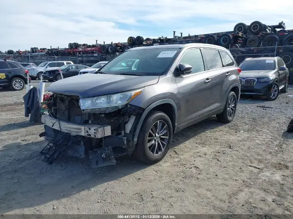 5TDKZRFHXKS562049 2019 TOYOTA HIGHLANDER - Image 2