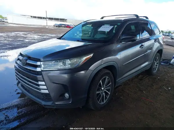 5TDKZRFHXKS562990 2019 TOYOTA HIGHLANDER - Image 2