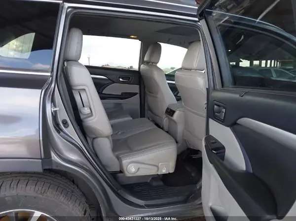 5TDKZRFHXKS562990 2019 TOYOTA HIGHLANDER - Image 8