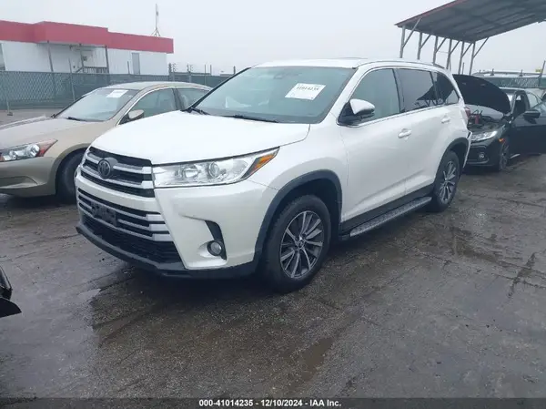5TDKZRFHXKS565808 2019 TOYOTA HIGHLANDER - Image 2