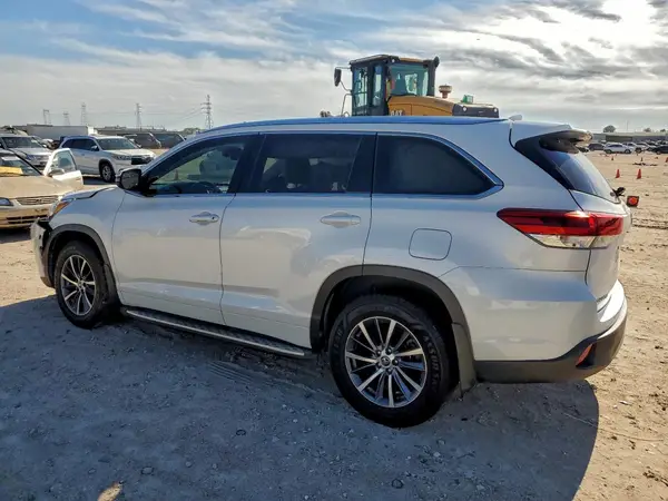 5TDKZRFHXKS566053 2019 TOYOTA HIGHLANDER - Image 2